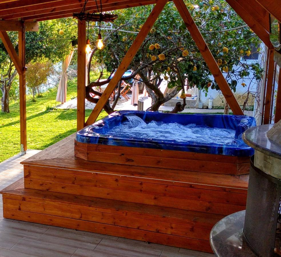 The Elysian At Nicopolis Jacuzzi Apartment Nikopolis Bagian luar foto