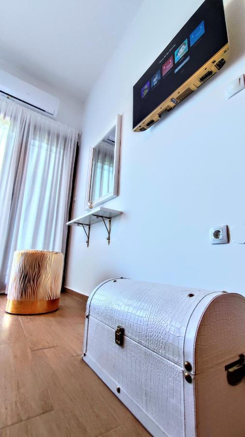 The Elysian At Nicopolis Jacuzzi Apartment Nikopolis Bagian luar foto
