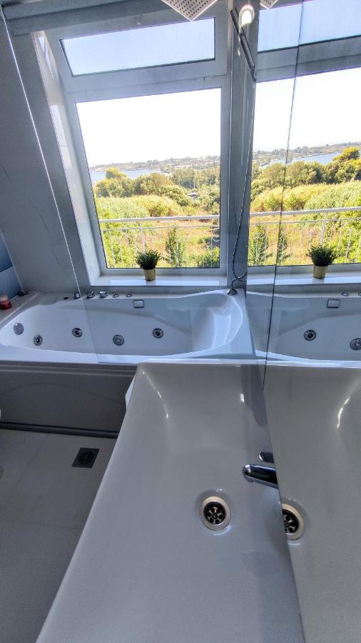 The Elysian At Nicopolis Jacuzzi Apartment Nikopolis Bagian luar foto