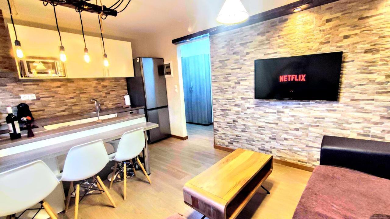 The Elysian At Nicopolis Jacuzzi Apartment Nikopolis Bagian luar foto