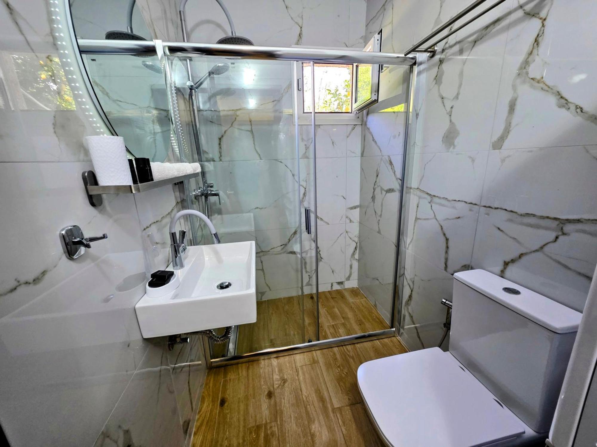 The Elysian At Nicopolis Jacuzzi Apartment Nikopolis Bagian luar foto