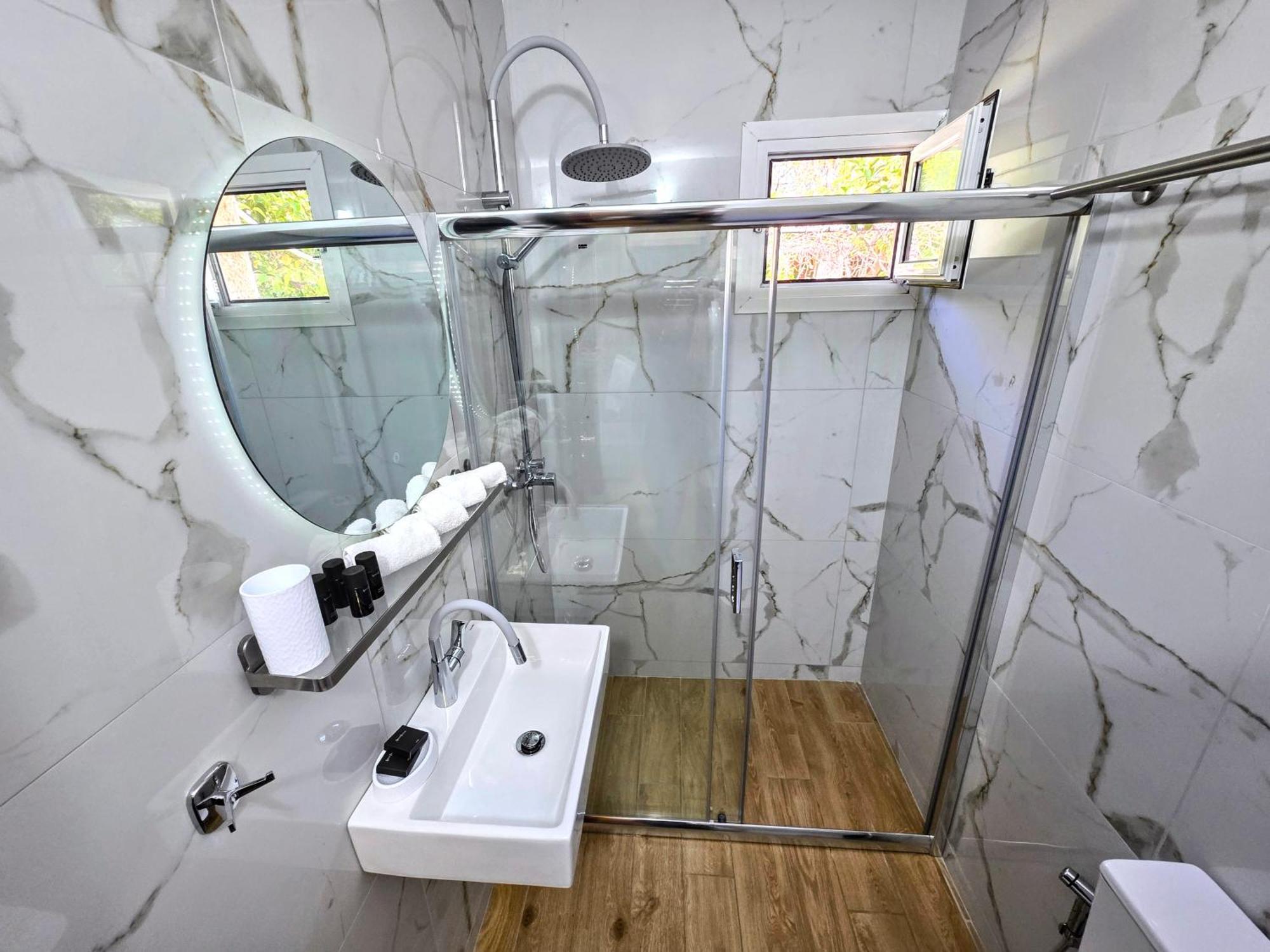The Elysian At Nicopolis Jacuzzi Apartment Nikopolis Bagian luar foto